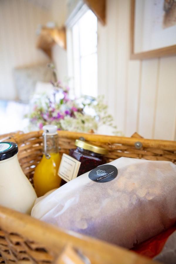 Romantic Secluded Shepherd Hut Hares Rest Southwick  ภายนอก รูปภาพ
