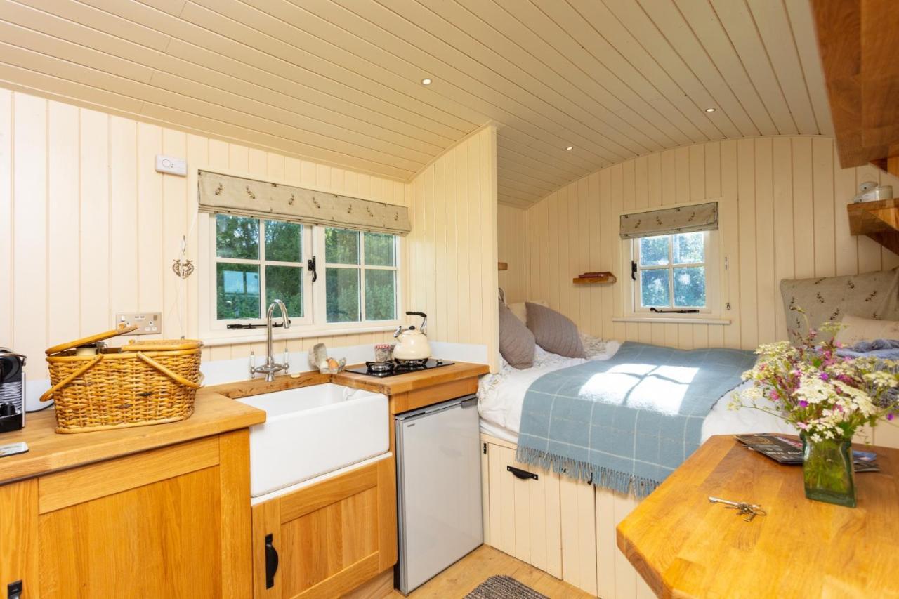 Romantic Secluded Shepherd Hut Hares Rest Southwick  ภายนอก รูปภาพ