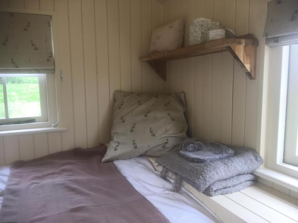 Romantic Secluded Shepherd Hut Hares Rest Southwick  ภายนอก รูปภาพ