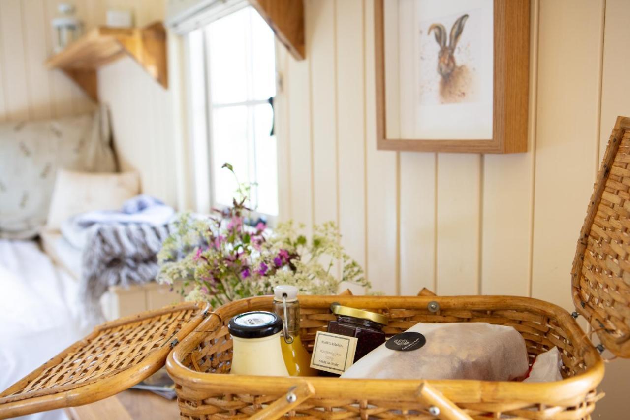 Romantic Secluded Shepherd Hut Hares Rest Southwick  ภายนอก รูปภาพ